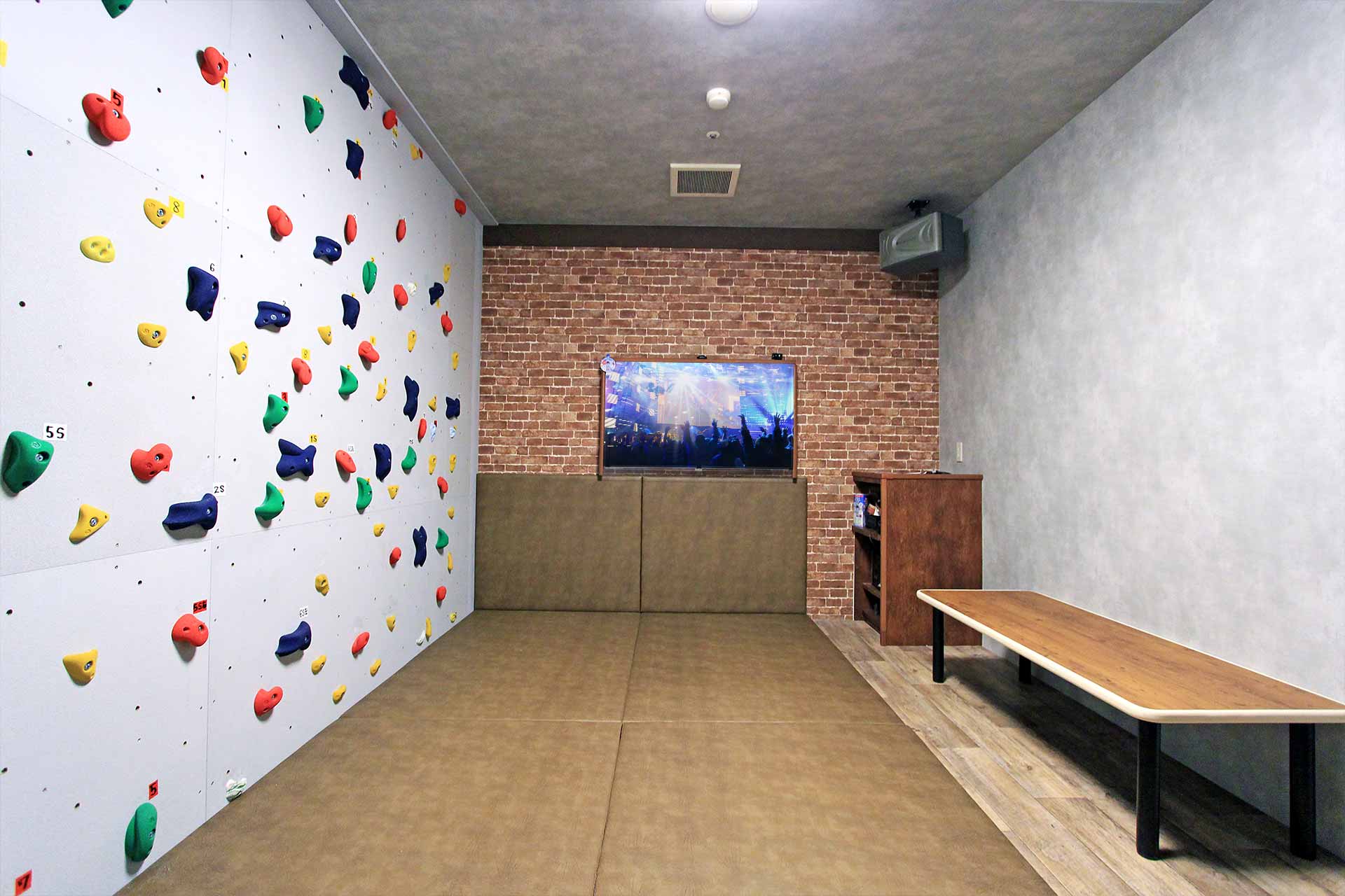 Bouldering room at Karaoke Jankara